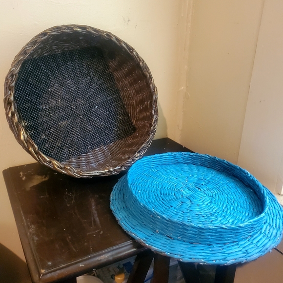 Handcrafted basket with with matching lid. - Picture 4 of 9